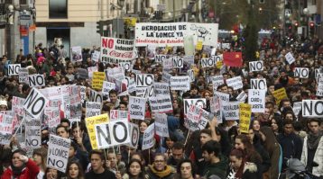 GRA128. MADRID, 24/11/2016.- Manifestación entre Atocha y la Puerta del Sol convocada por el Sindicato de Estudiantes (SE) en la jornada de huelga nacional de alumnos contra la Lomce y las "reválidas". EFE/J. J. Guillén